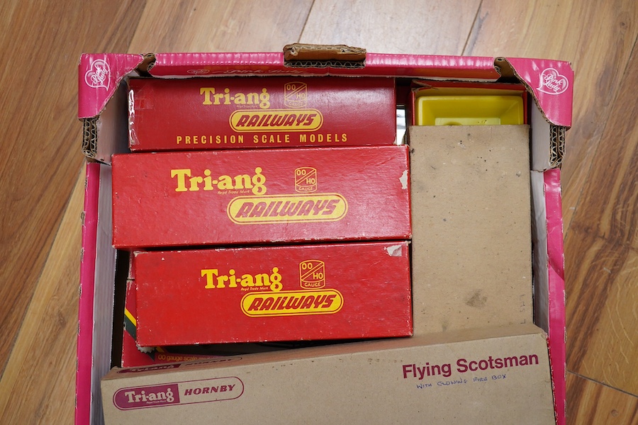 Nineteen boxed Tri-ang Railways, Tri-ang Hornby, etc. 00 gauge railway items, including six locomotives; a Flying Scotsman, two Britannia Class locomotives, a Princess Royal Class locomotive, a Class 3MT, and an LMS 0-6-